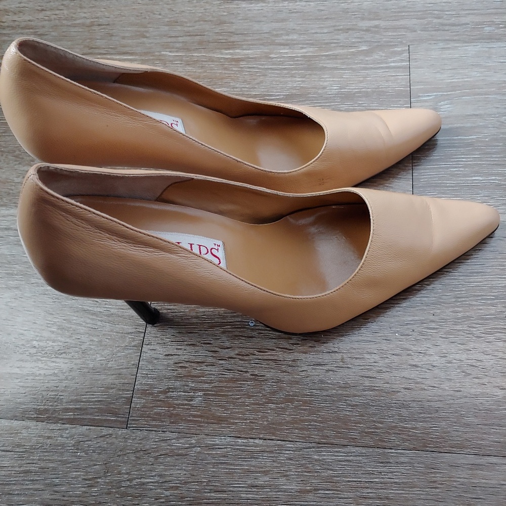 Two Lips Beige pointed pumps.Size 10M